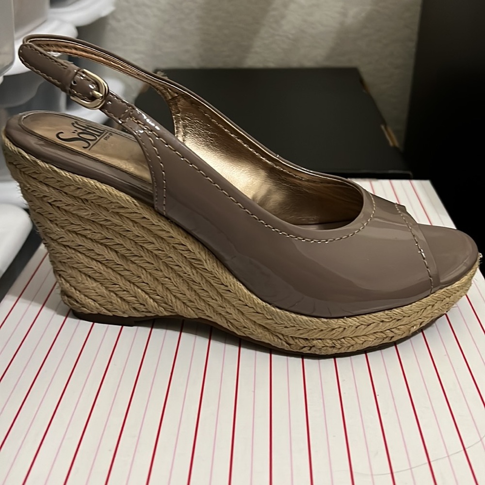 Wedge - Picture 2 of 6
